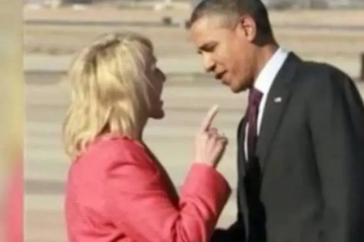 Jan Brewer e Barack Obama trocam palavras ásperas em encontro no aeroporto de Phoenix (Reprodução/AP)