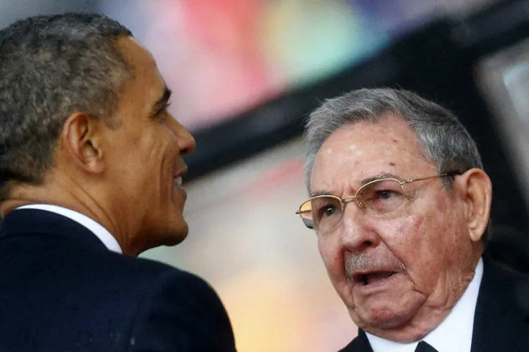 
	O presidente dos Estados Unidos, Barack Obama (E), cumprimenta o presidente cubano, Raul Castro
 (Kai Pfaffenbach/files/Reuters)