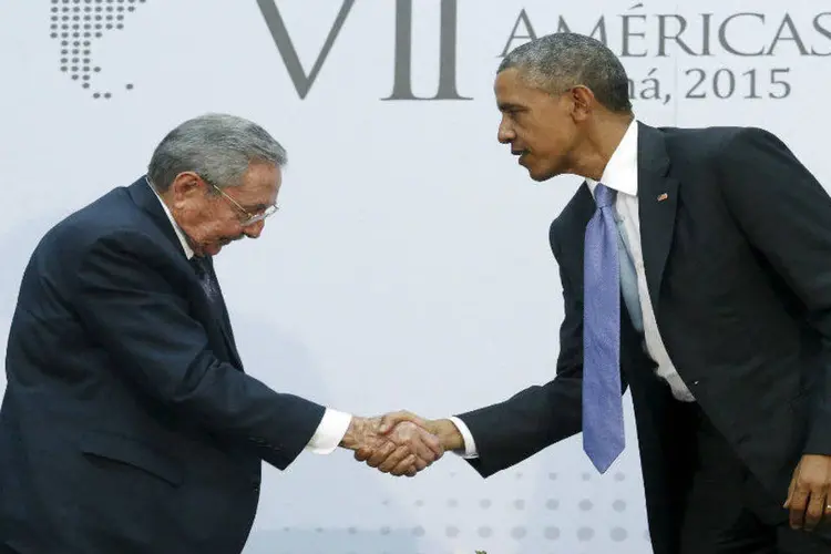 
	Castro cumprimenta Obama na C&uacute;pula das Am&eacute;ricas, no Panam&aacute;: Presidentes conversaram a portas fechadas por mais de uma hora
 (REUTERS/Jonathan Ernst)