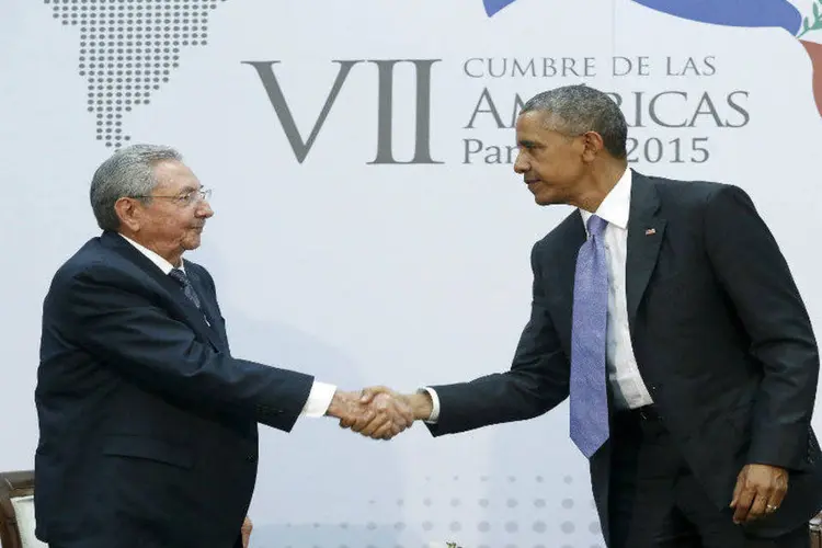 
	Obama cumprimenta Castro na VII C&uacute;pula das Am&eacute;ricas, no Panam&aacute;: brincadeiras s&atilde;o realizadas ap&oacute;s encontro hist&oacute;rico neste s&aacute;bado (11)
 (REUTERS/Jonathan Ernst)