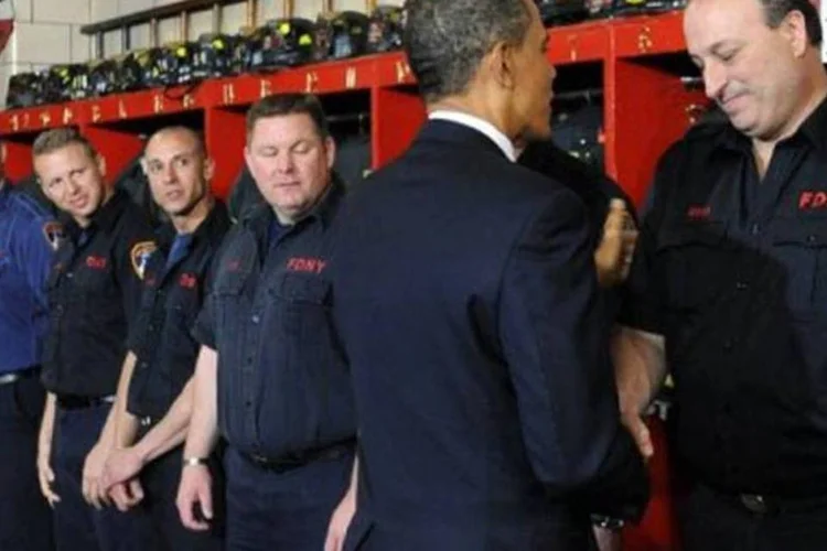 O presidente Obama voltou a congratular bomebiros pelo trabalho em 11/9 (Jewel Samad/AFP)
