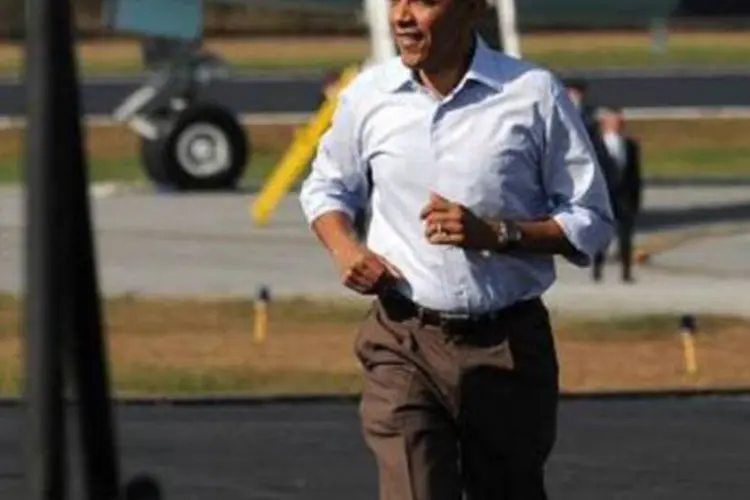Obama corre na pista do aeroporto de Asheville, onde iniciou sua viagem (Jewel Samad/AFP)
