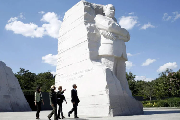 
	A presidente Dilma Rousseff e o presidente Barack Obama em visita ao memorial de Martin Luther King
 (REUTERS/Kevin Lamarque)
