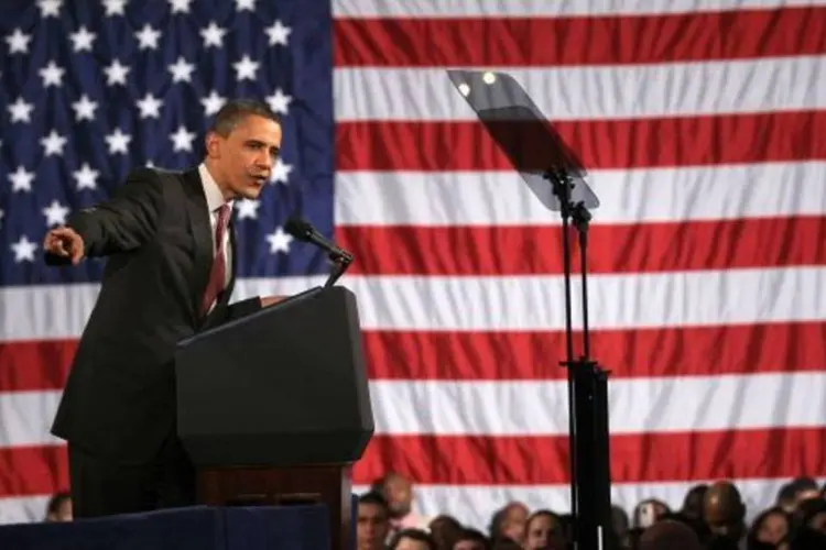 Barack Obama discursa com bandeira dos EUA (Scott Olson/Getty Images)