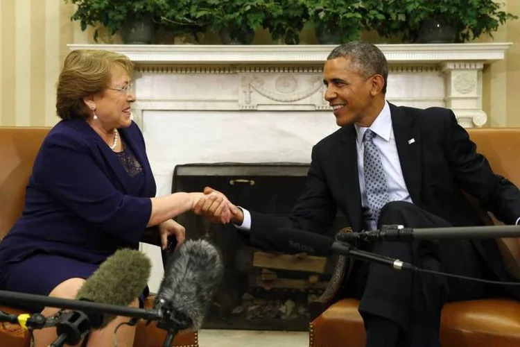 Barack Obama durante encontro com Michelle Bachelet no Salão Oval da Casa Branca (Kevin Lamarque/Reuters)