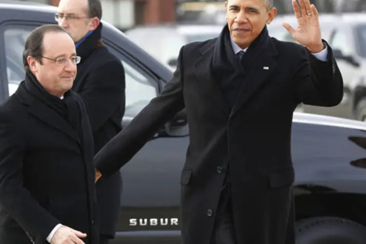 Presidente Barack Obama recebe o presidente da França, François Hollande, em uma base aérea americana em Washington (Larry Downing/Reuters)