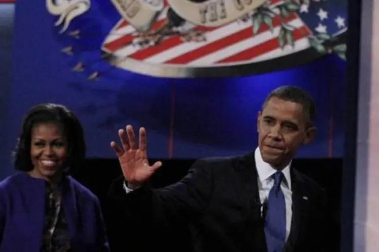 Presidente Barack Obama acena enquanto ele e sua esposa Michelle deixam o palco ao final do primeiro debate presidencial contra o candidato republicano Mitt Romney, em Denver (Jim Urquhart/Reuters)
