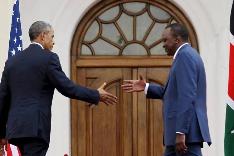 Barack Obama cumprimenta o presidente do Quênia, Uhuru Kenyatta (REUTERS/Thomas Mukoya)