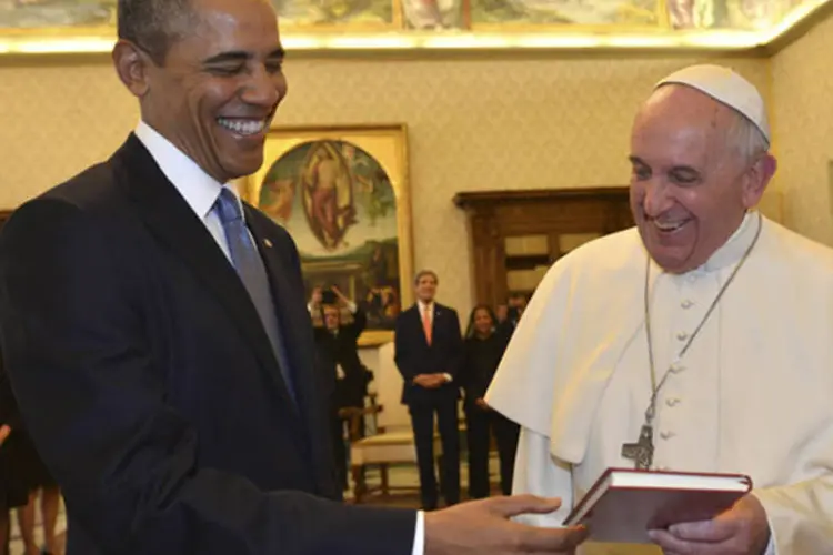 Papa Francisco conversa com o presidente dos EUA, Barack Obama, durante um encontro particular na Cidade do Vaticano (Gabriel Bouys/Reuters)
