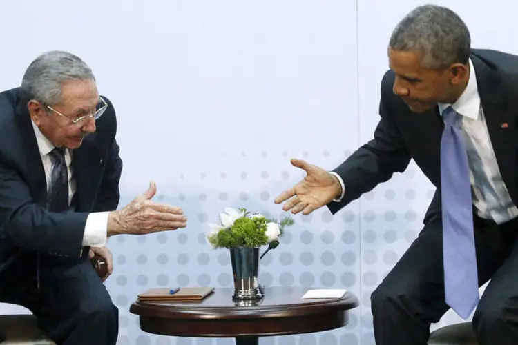 
	Barack Obama e Ra&uacute;l Castro em encontro durante a C&uacute;pula das Am&eacute;rica, no Panam&aacute;
 (REUTERS/Jonathan Ernst)