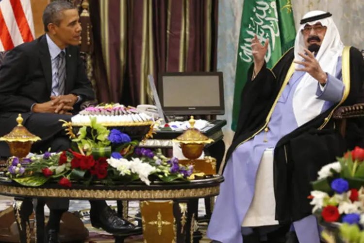 Presidente dos EUA, Barack Obama, se encontra com o Rei Abdullah, na Arábia Saudita (Kevin Lamarque/Reuters)