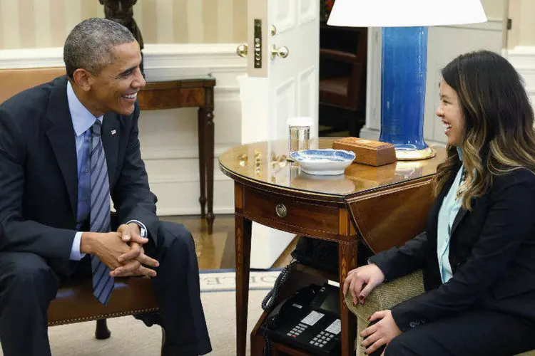 O presidente americano, Barack Obama, com a enfermeira Nina Pham, que sobreviveu ao ebola (Larry Downing/Reuters)