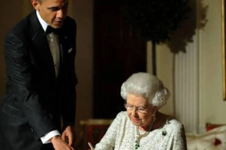Elizabeth II assina o livro de registros após o jantar
 (Jewel Samad/AFP)