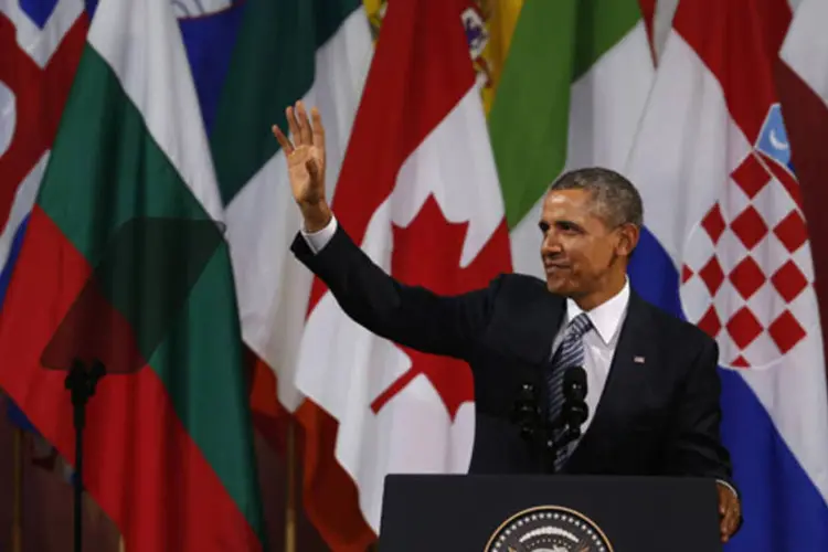 Presidente dos Estados Unidos, Barack Obama, acena após o seu discurso em Bruxelas (Yves Herman/Reuters)