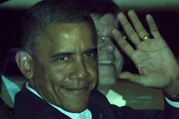 Obama acena dentro de carro após chegar em Los Cabos, México (Henry Romero/Reuters)