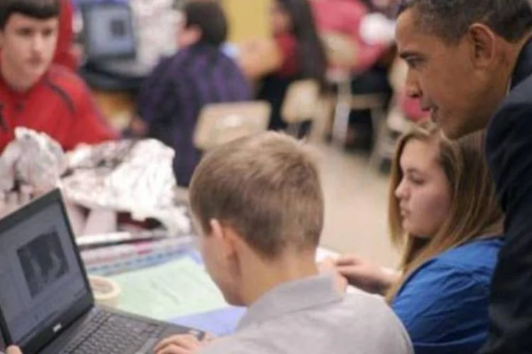 Obama participa de uma aula de ciências durante visita a uma escola (Tim Sloan/AFP)