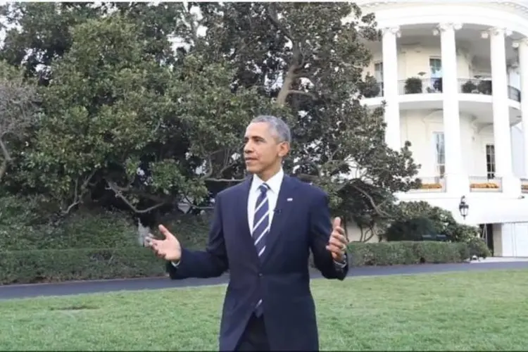 
	Barack Obama d&aacute; uma voltinha pelo jardim da Casa Branca, seu &quot;quintal nos &uacute;ltimos sete anos&quot;
 (Reprodução/Facebook)