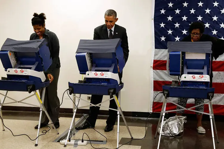 Aia Cooper (e) ri da piada enquanto vota ao lado de Barack Obama nas eleições antecipadas em Chicago (REUTERS/Kevin Lamarque)