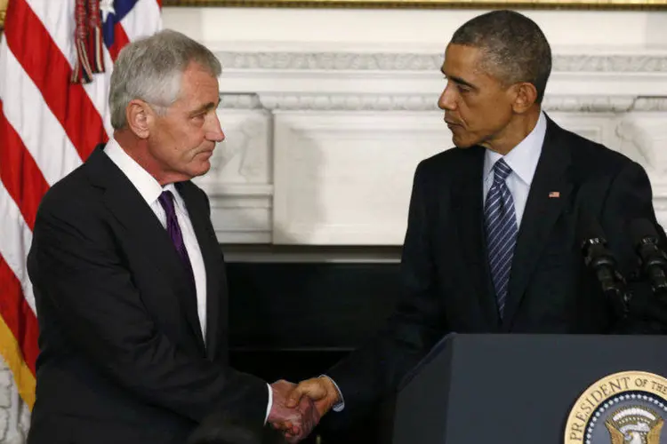 O presidente dos Estados Unidos, Barack Obama (D), cumprimenta o secretário de Defesa americano, Chuck Hagel (Larry Downing)