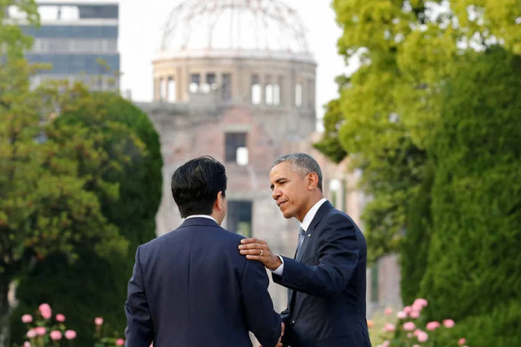 Abe e Obama: em maio, Obama foi o primeiro presidente dos EUA em exercício a visitar Hiroshima (Kimimasa Mayama / Reuters)