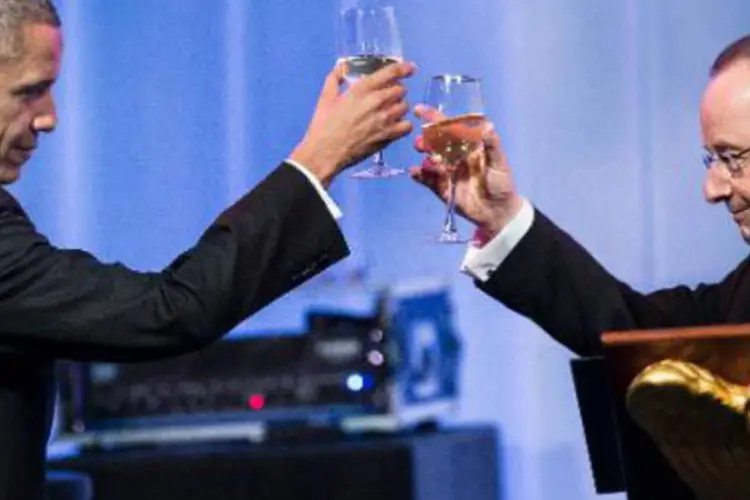 Obama (E) e Hollande fazem um brinde na Casa Branca: Hollande deve encontrar-se com representantes de empresas como Google, Facebook e Twitter (Brendan Smialowski/AFP)
