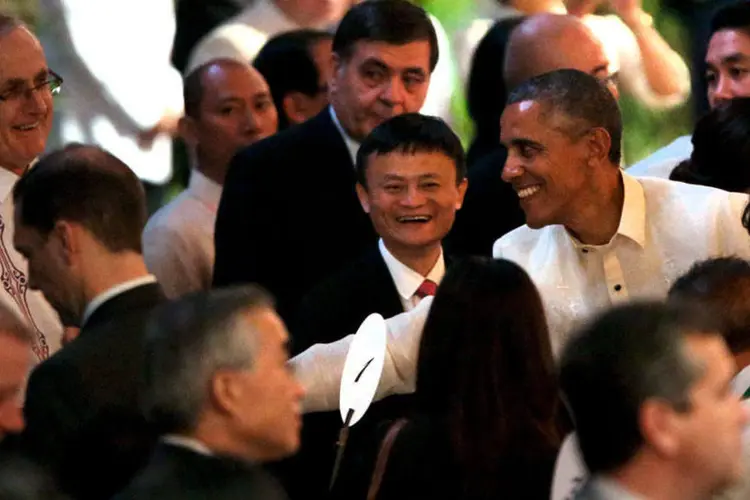 
	O presidente dos Estados Unidos fala ao ouvido de Jack Ma
 (Jonathan Ernst/REUTERS)