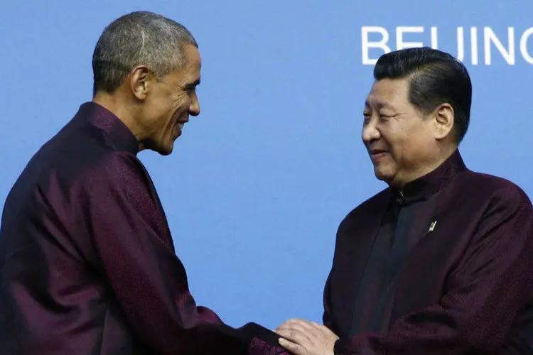 O presidente americano, Barack Obama (e), cumprimenta o presidente da China, Xi Jinping, durante cúpula (Kim Kyung-Hoon/Reuters)