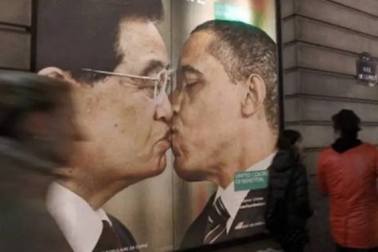 Fachada da Benetton em Paris com uma das fotos polêmicas de sua nova campanha, em que Obama aparece beijando o colega chinês, Hu Jintao