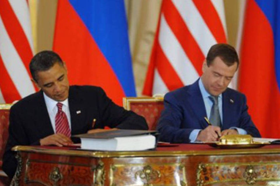 EUA e Rússia assinam tratado de desarmamento nuclear