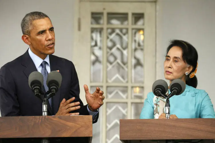 O presidente Barack Obama e a líder opositora Aung San Suu Kyi, em Mianmar (Kevin Lamarque/Reuters)