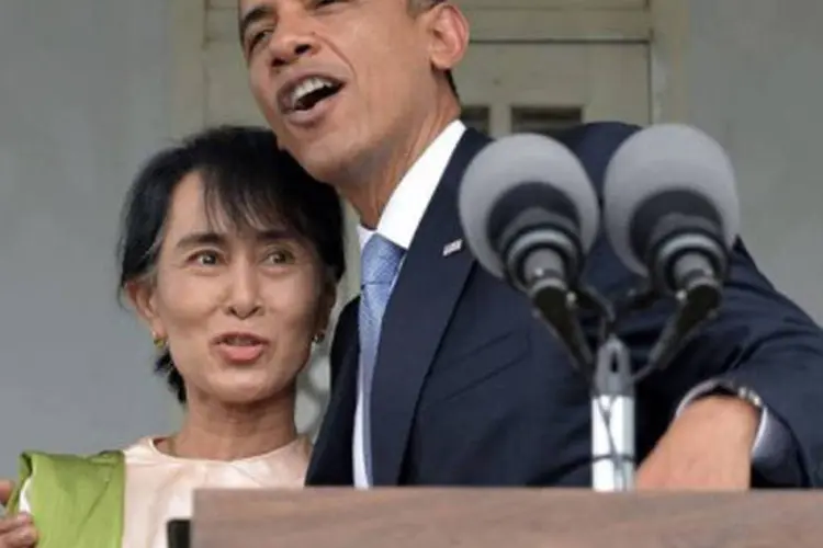 
	Barack Obama abra&ccedil;a Aung San Suu Kyi em sua visita a Mianmar em 19 de novembro do ano passado, em Yangon
 (Jewel Samad/AFP)