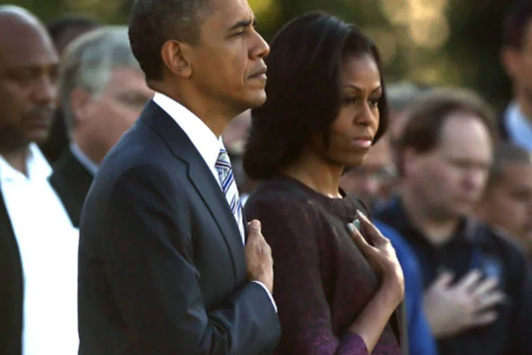 
	Obama (e) e a primeira-dama Michelle Obama (d) fazem um momento de sil&ecirc;ncio com os funcion&aacute;rios da Casa Branca para marcar o 11 &ordm; anivers&aacute;rio dos ataques
 (Alex Wong/Getty Images)