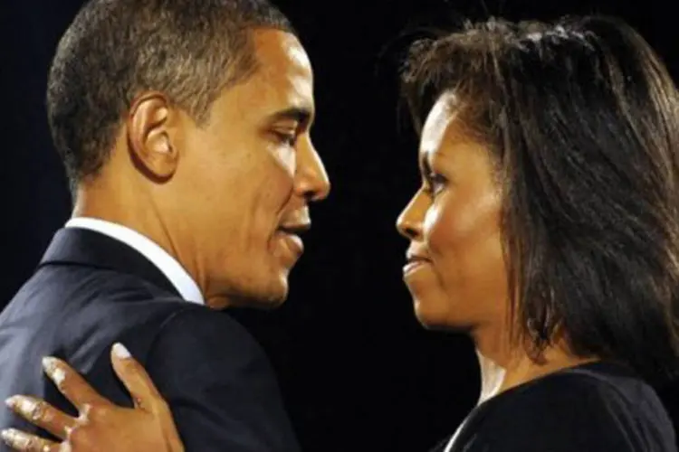
	Barack Obama e sua esposa, Michelle, se abra&ccedil;am em 4 de novembro de 2008 em Chicago: por&eacute;m, um jantar rom&acirc;ntico est&aacute; fora dos planos do casal para esta noite
 (Emmanuel Dunand/AFP)