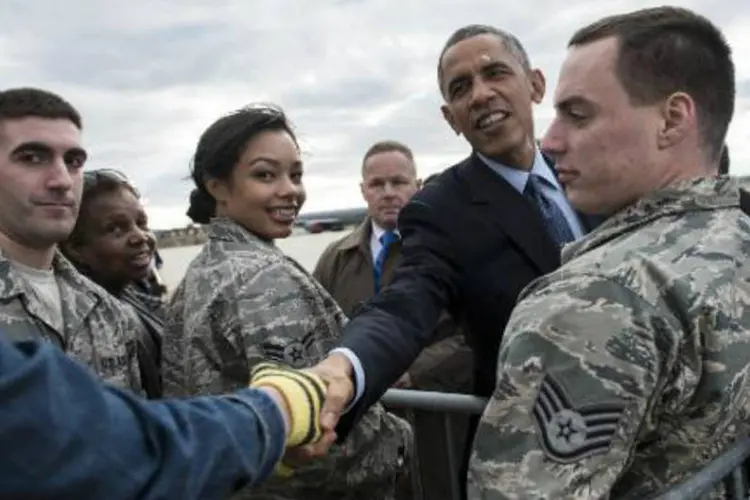 Obama cumprimenta militares: "Esta doença pode ser controlada, será derrotada" (AFP)