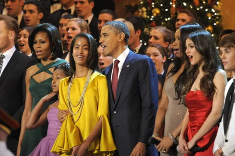 A família Obama, que subiu ao palco para felicitar os músicos, se juntou ao coro e às estrelas musicais para cantar o último bis (Mike Theiler-Pool/Getty Images)