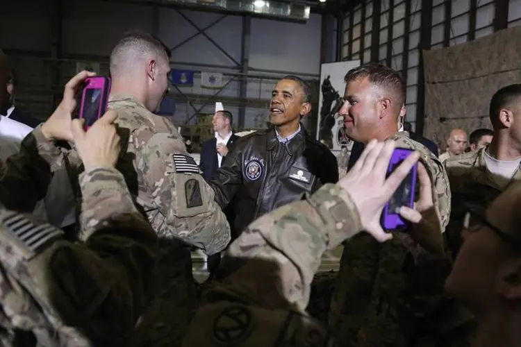 Soldados americanos tiram fotos com o presidente Barack Obama durante sua visita a uma base aérea dos EUA em Cabul, no Afeganistão (Jonathan Ernst/Reuters)