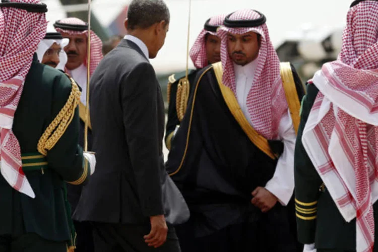 Presidente Barack Obama embarca no Air Force One na Arábia Saudita, no seu retorno para Washington, Estados Unidos (Kevin Lamarque/Reuters)