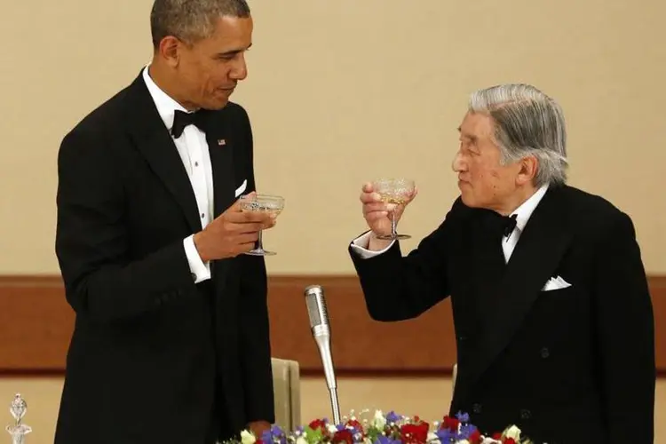 Presidente dos EUA, Barack Obama, brinda com o imperador Akihito, do Japão, durante jantar no Palácio Imperial, em Tóquio (Larry Downing/Reuters)