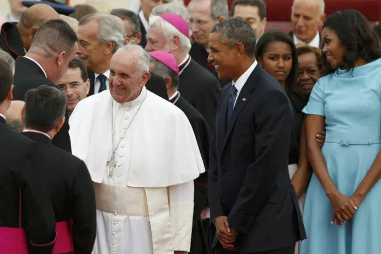 O presidente dos Estados Unidos, Barack Obama (D), recebe o papa Francisco nos EUA (Kevin Lamarque/Reuters)