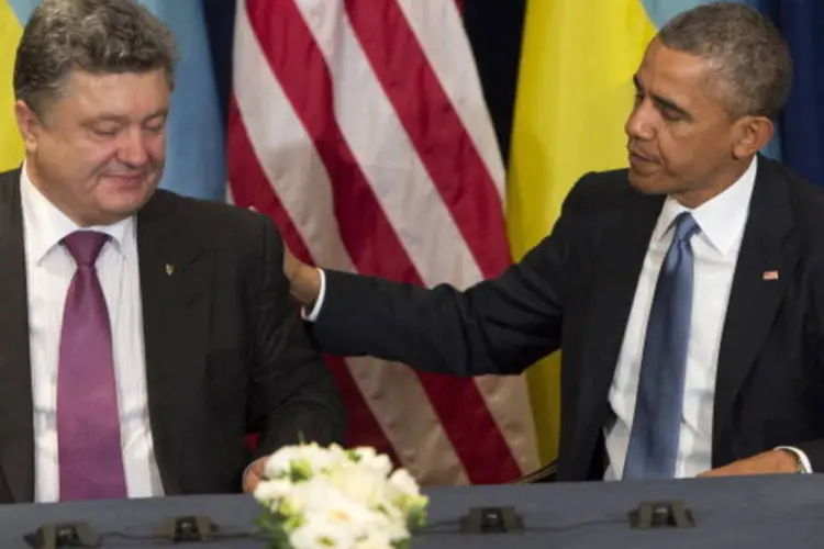 Barack Obama (D), com Petro Poroshenko: é a primeira conversa entre os dois políticos (AFP/Getty Images)