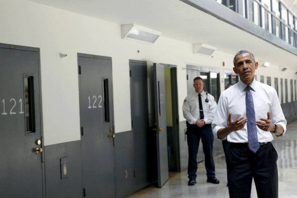 Obama se torna primeiro presidente dos EUA a visitar prisão