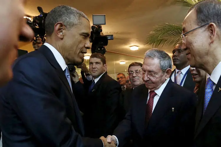 Barack Obama e Raul Castro: aproximação pessoalmente conclui acordo de dezembro do ano passado (REUTERS/Panama Presidency/Handout)