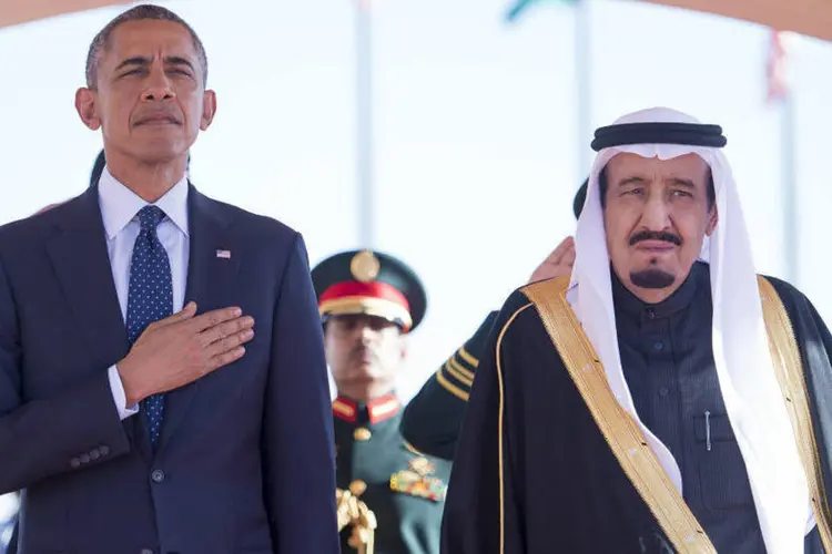 Obama e Salman Bin Abdul-Aziz Al Saud: rei recebeu pessoalmente Obama e a comitiva dos EUA (Saudi Press Agency/Handout via Reuters)