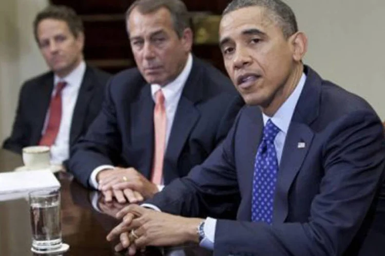 
	Obama (D) e o presidente da C&acirc;mara dos Representantes John Boehner (C): o principal ponto da proposta &eacute; a oposi&ccedil;&atilde;o a qualquer eleva&ccedil;&atilde;o de impostos para os mais ricos
 (Toby Jorrin/AFP)