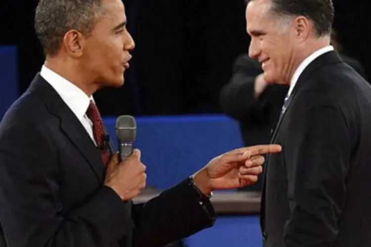 Barack Obama (E) e Mitt Romney no segundo debate presidencial em 16 de outubro na Hofstra University, em Nova York
 (Michael Reynolds/AFP)