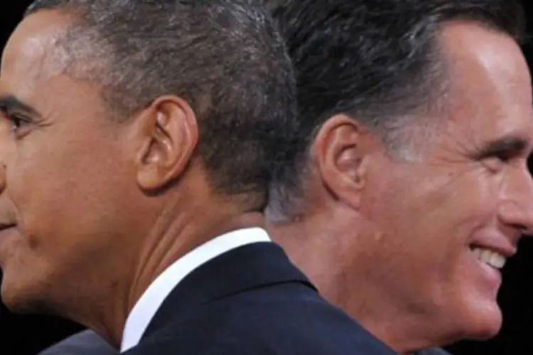 
	Barack Obama (E) e Mitt Romney participam do &uacute;ltimo debate presidencial: todos os olhares se voltam agora para nove ou dez estados decisivos
 (Saul Loeb/AFP)