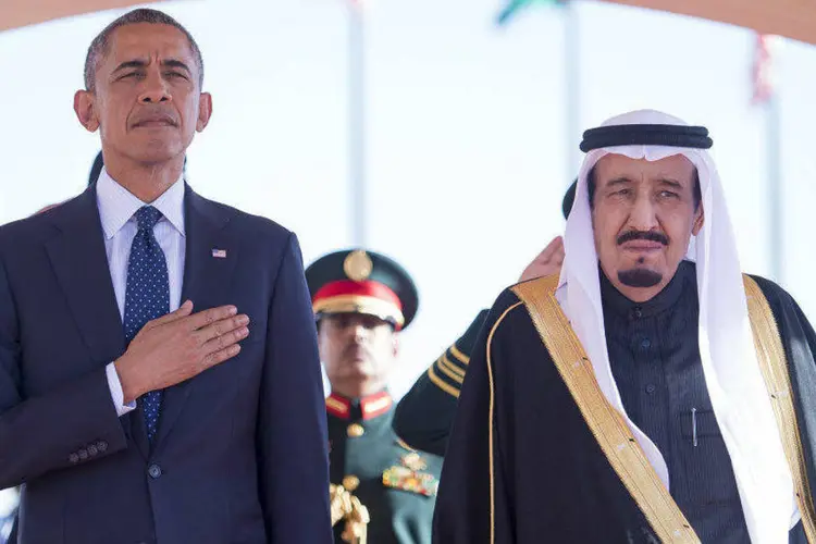 O presidente americano, Barack Obama (E) e o rei saudita Salman (Saudi Press Agency/Handout via Reuters/Reuters)