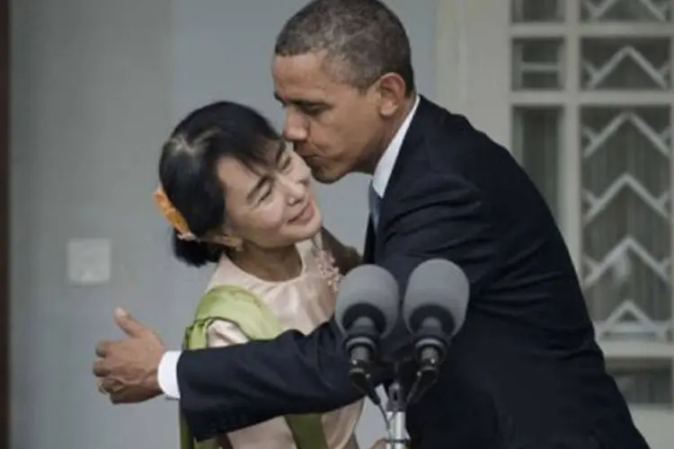 
	Obama beija a ativista Aung San Suu Kyi: a l&iacute;der opositora agradeceu ao presidente americano o apoio dos Estados Unidos ao movimento democr&aacute;tico no pa&iacute;s
 (Nicolas Asfouri/AFP)
