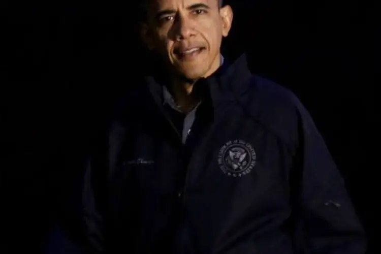 Presidente Barack Obama trabalhando para auxiliar as vítimas da tempestade Sandy, na Casa Branca (Joshua Roberts/Reuters)