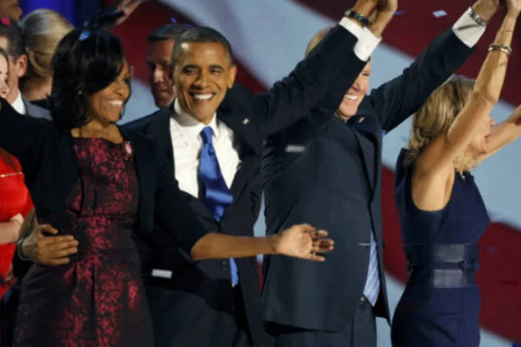 Presidente dos EUA, Barack Obama comemora vitória junto com a primeira-dama Michelle Obama, o vice-presidente Joe Biden e sua esposa Jill  (REUTERS/Jim Bourg)